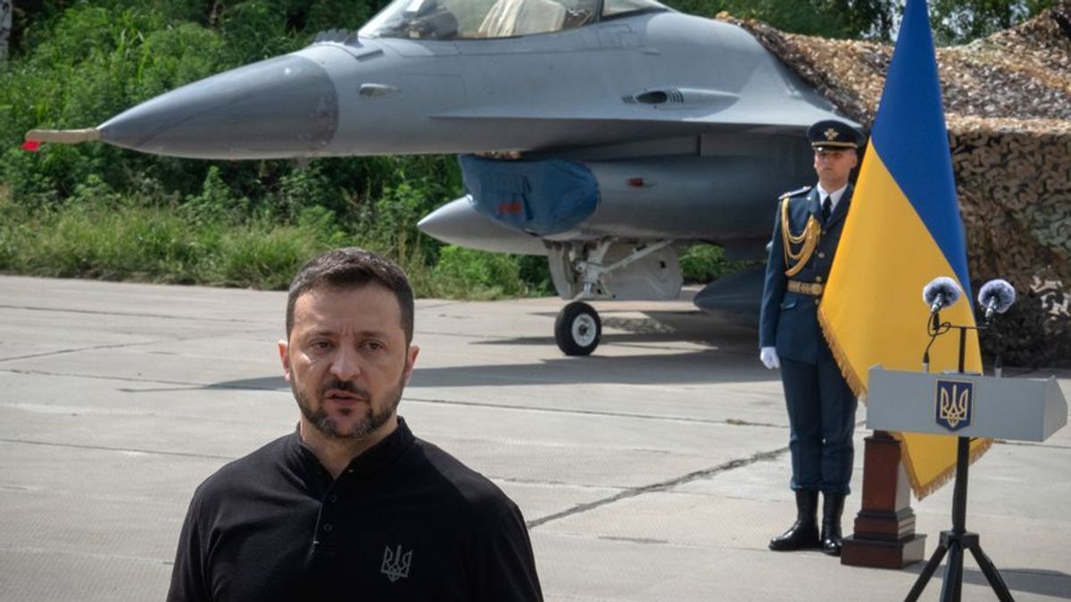 Präsident Selenskyj vor einer F-16: Die Kampfjets gelten als besonders schützenswert.