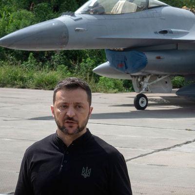 Präsident Selenskyj vor einer F-16: Die Kampfjets gelten als besonders schützenswert.