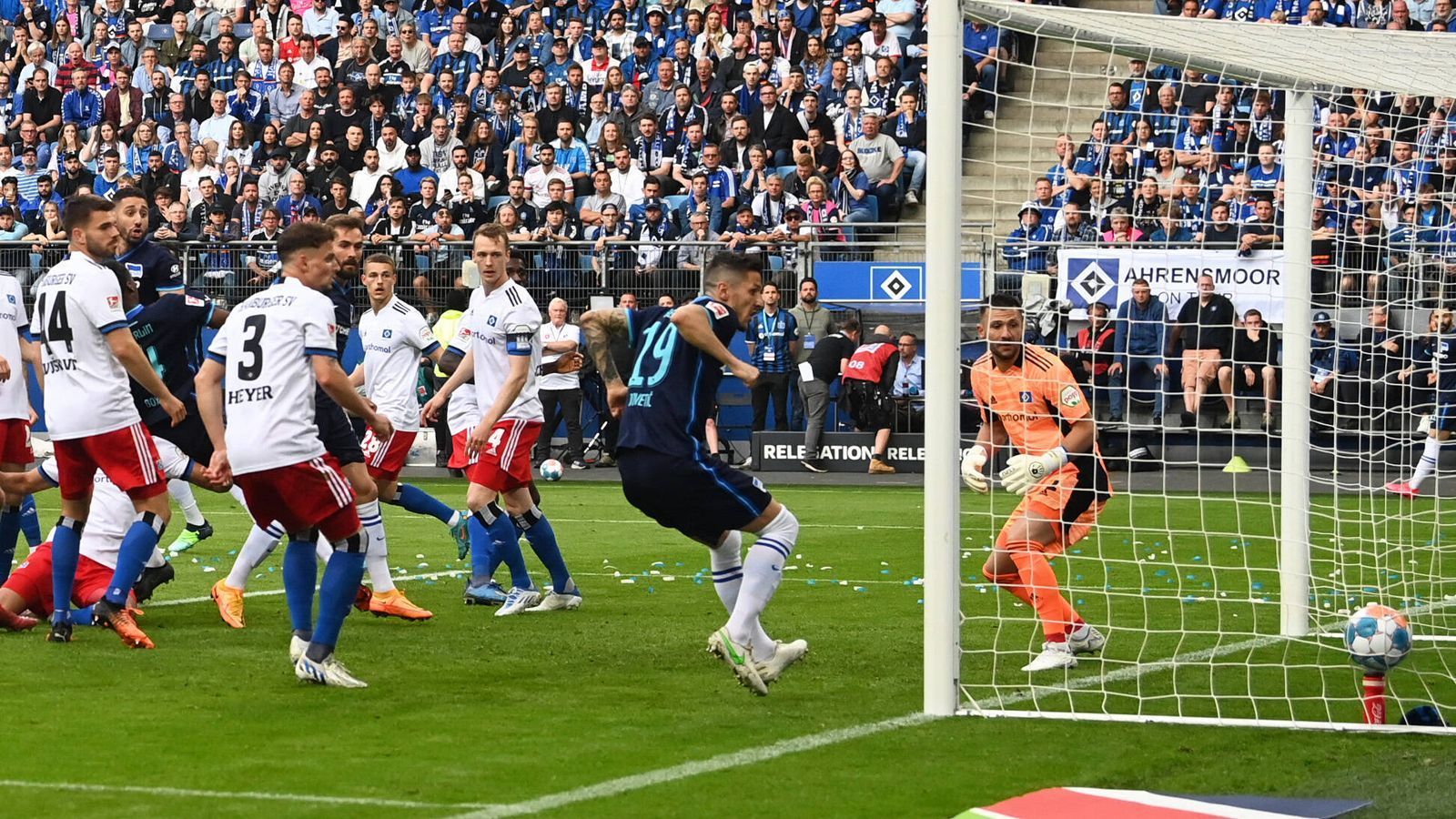 
                <strong>Boyata schockt den HSV</strong><br>
                Keine fünf Minuten waren im Hamburger Volksparkstadion gespielt, schon gab es den Schock für die Gastgeber. Herthas Dedryck Boyata erzielte per Kopf die frühe Führung für die Berliner. 
              