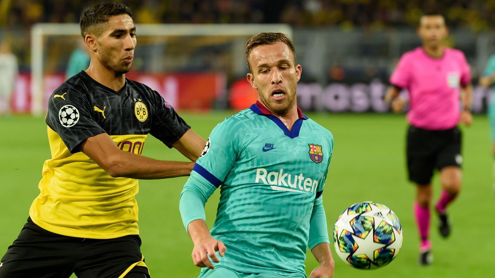 
                <strong>Arthur (FC Barcelona)</strong><br>
                Der auffälligste Barca-Mann in der ersten Halbzeit. Verteilt die Bälle in der kompletten ersten Hälfte mit einer Pass-Genauigkeit von 100 Prozent, verlagert immer wieder das Spiel auf die jeweils andere Seite und tritt nebenbei auch noch alle Standards – das allerdings nicht immer mit Erfolg. Als Achter auch immer wieder mit Balleroberungen im Dortmunder Spielaufbau. Muss sich in der zweiten Halbzeit verstärkt defensiv orientieren und hat somit weniger Ballbesitz-Phasen. ran-Note: 2
              