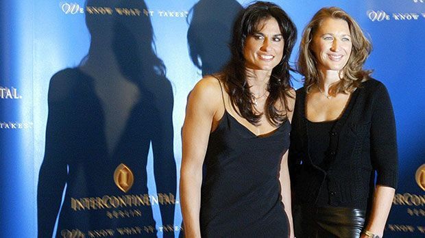 
                <strong>Gabriela Sabatini anno 2005</strong><br>
                Einst Rivalinnen, heute Freundinnen: In den Neunzigern entwickelten sich die Duelle mit Steffi Graf zu einem Klassiker auf der Tour. Sabatini wechselte sogar den Trainer, um die Mannheimerin endlich zu besiegen. Doch die Bilanz blieb ernüchternd: 40 Spiele, 29 Niederlagen
              