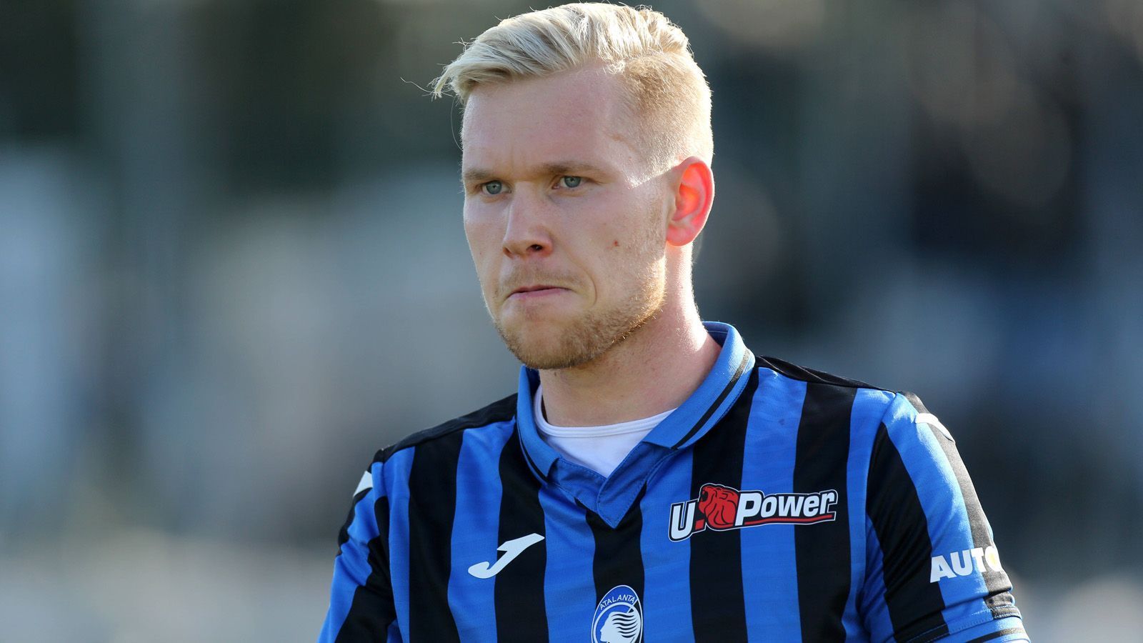 
                <strong>Lennart Czyborra - Im Juli in der Serie A debütiert </strong><br>
                Lennart Czyborra ist 21 Jahre alt und wechselte in der vergangenen Winterpause nach Italien. Sein Debüt in der Serie A gab der Linksverteidiger erst am 14. Juli, als er in der 74. Minute gegen Brescia Calcio eingewechselt wurde. Auf sein Debüt in der Champions League wartet der gebürtige Berliner noch. Immerhin: Bei den beiden Achtelfinalspielen gegen den FC Valencia saß er zumindest auf der Bank. Czyborra hat einen interessanten Lebenslauf…
              