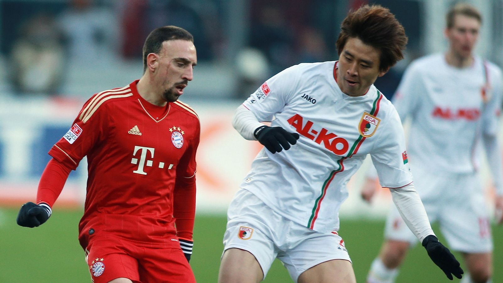 
                <strong>Ribery gegen Koo (2012)</strong><br>
                Gegen Ja-Cheol Koo ließ sich der Dribbelkünstler 2012 zu einer "Watschn" hinreißen, nachdem ihn sein Gegenspieler ins Gesicht fasste. Für seinen Fehlgriff gab es die Rote Karte.
              