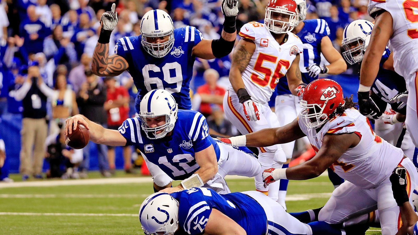 
                <strong>Geteilter Platz 3: Indianapolis Colts (2014)</strong><br>
                Es ist eines der verrücktesten Spiele der NFL-Geschichte. In den Wild-Card-Playoffs gegen die Kansas City Chiefs lagen die Indianapolis Colts Mitte des dritten Viertels bereits mit 28 Punkten in Rückstand (10:38), doch dann drehte Andrew Luck auf. Drei Touchdown-Pässe in der zweiten Halbzeit, dazu sicherte er einen Fumble des eigenen Running Backs und trug das Ei in die Endzone. Endstand: 45:44 für die Colts. Auch #ranNFL-Experte Björn Werner war damals mit von der Partie, stand bei 22 Prozent der Defense-Snaps und bei sechs Prozent der Special-Team-Snaps auf dem Feld.
              