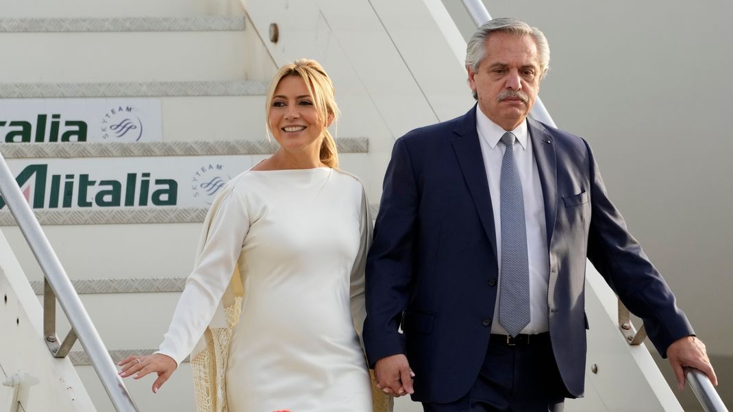 Alberto Fernandez, Präsident von Argentinien, und seine Lebensgefährtin Fabiola Yanez kommen auf dem Flughafen Fiumicino an. (Archivbild)