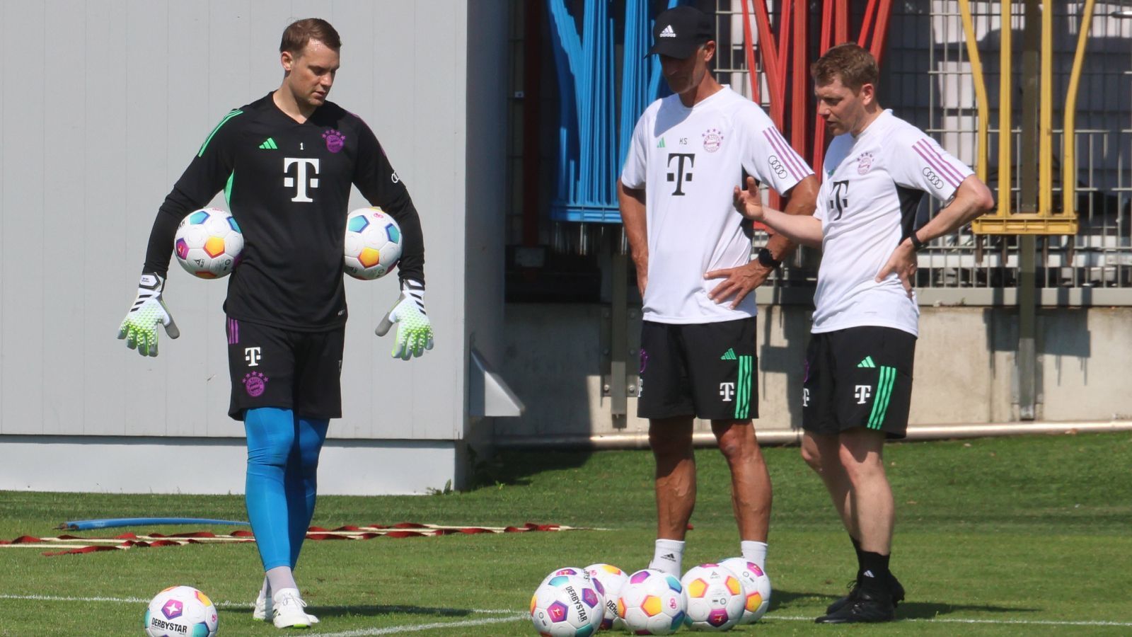 
                <strong>Nach 8 Monaten Pause: Manuel Neuer zurück im Training</strong><br>
                Auch FCB-Physio Knut Stamer war vor Ort und begutachtete gemeinsam mit Rechner den Keeper.
              