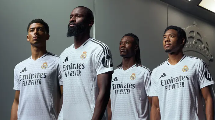 <strong>Real Madrid (Heimtrikot)</strong><br>Wie immer: Real klassisch in Weiß. Mit einem dezenten Kachel-Muster und den schwarzen Streifen von Ausrüster Adidas. Ein königliches Trikot für die Königlichen aus Madrid.