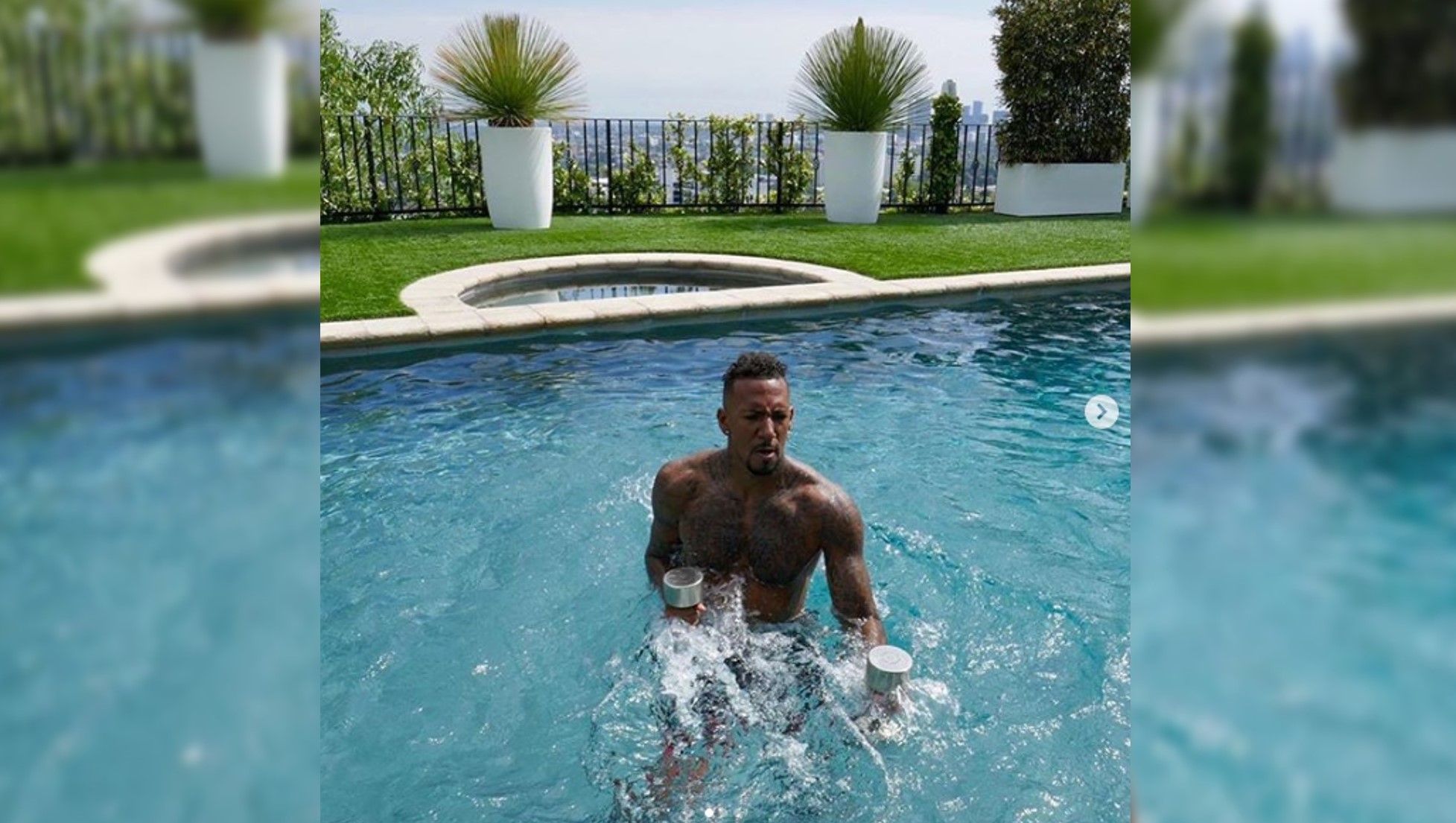 
                <strong>Jerome Boateng </strong><br>
                Auch sein Oberkörper konnte sich schon immer sehen lassen: Jerome Boateng, der hier sein Hantel-Workout im Pool durchzieht. Ob mit oder ohne Shirt, Bayerns Defensiv-Star weiß einfach, wie er seinen Körper geschickt in Szene setzt. Das kann er gerne öfters tun. 
              