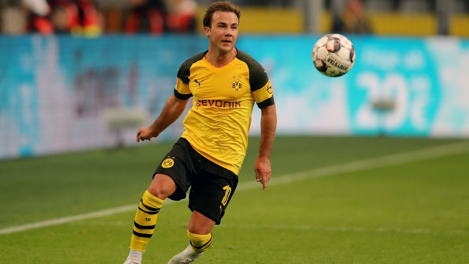 
                <strong>Mario Götze (Borussia Dortmund)</strong><br>
                Götze will mitspielen, will als Bindeglied im Sturmzentrum agieren. Aber er wirkt einen Schritt zu langsam, um bei Kontern gefährlich zu werden. Auch gedanklich ist er nicht ganz auf dem Spielniveau, um dem BVB wirklich zu helfen. Es ist bezeichnend, dass Dortmund erst dann richtig aufdreht, als Götze raus ist. ran-Note: 4
              