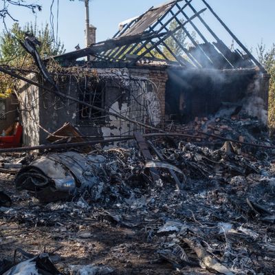 Archivbild, 5. Oktober 2024, Ukraine: Ein beschädigtes Haus im Hintergrund von Fragmenten eines abgeschossenen russischen Militärflugzeugs am Stadtrand von Kostjantyniwk in der Region Donezk