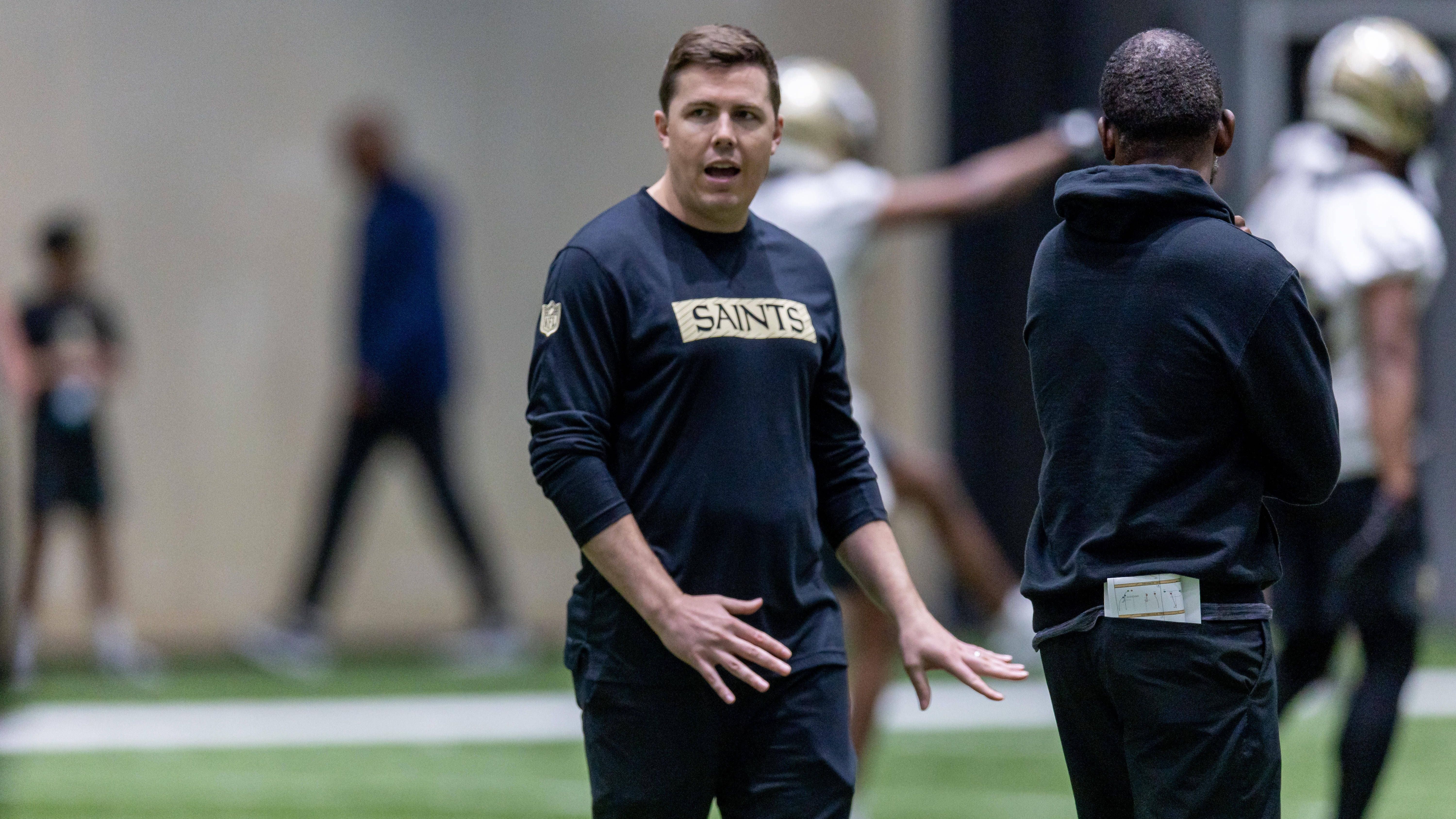 <strong>Platz 31: New Orleans Saints um Head Coach Kellen Moore</strong><br>Bei den Saints soll Kellen Moore für frischen Wind sorgen. Der erst 36-Jährige galt bereits seit einiger Zeit als Talent auf dem Trainer-Posten, konnte aber bei zwei seiner drei Stationen als Offensive Coordinator (Cowboys und Chargers) nicht voll überzeugen und wurde entlassen. Letzte Saison dirigierte er bei den Eagles eine starke Offensive.