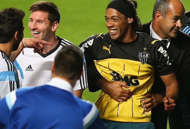 
                <strong>Security hat alle Hände voll zu tun</strong><br>
                Der argentinischen Nationalmannschaft gefällt der Spaß - der Security weniger. 
              