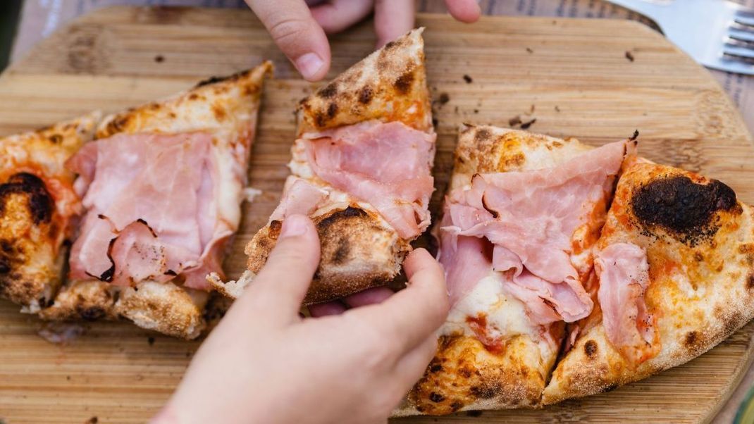 Bei Pizza und anderen Teigprodukten solltest du die schwarzen Stellen abschneiden.