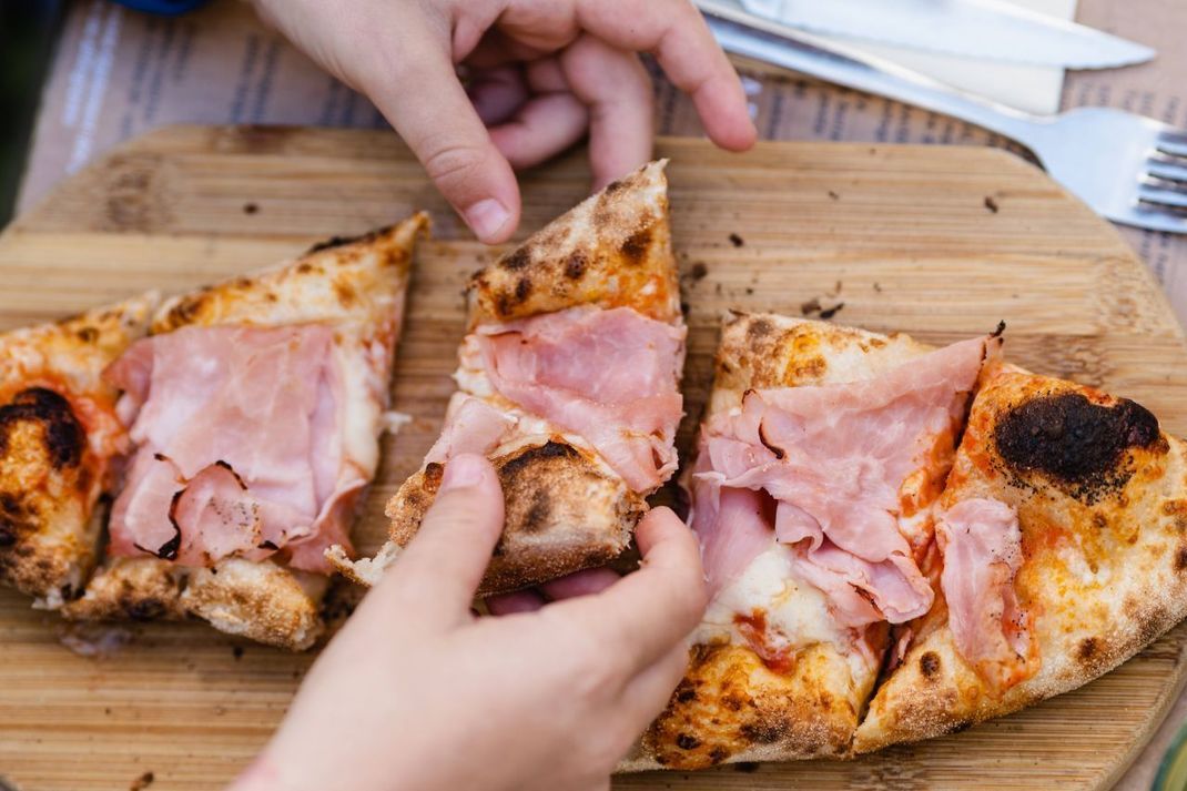 Bei Pizza und anderen Teigprodukten solltest du die schwarzen Stellen abschneiden.