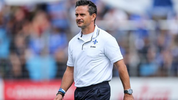 
                <strong>Dirk Schuster und sein Outfit</strong><br>
                Was Dirk Schuster mit dem SV Darmstadt 98 schafft, ist schon sensationell. 2015 gelingt der überraschende Aufstieg und auch in der Bundesliga gehen die "Lilien" bisher noch nicht unter. Ob das an Schusters Glücksklamotten liegen mag? Sein weißes Hemd und die blaue Trainingshose will der Coach erst wieder ausziehen, wenn Darmstadt "schlecht spielt".
              