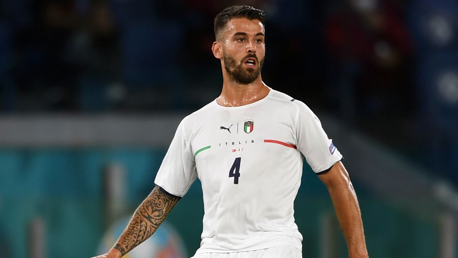 
                <strong>Leonardo Spinazzola </strong><br>
                Der heimliche Star der EM zeigt sich gewohnt offensiv, anders als in den vorherigen Partien wissen die Belgier diese Tatsache anfangs aber gut auszunutzen und bringt Italien so einige Male in bedrohliche Situationen. Steigert sich in der zweiten Halbzeit merklich: Verhindert erst den fast sicheren Ausgleich durch Lukaku und scheitert wenige Minuten später frei vor Thibaut Courtois (65.). Verletzt sich in der 76. Minute ohne Gegner-Einwirkung schwer und wird schließlich von Emerson ersetzt. ran-Note: 2
              