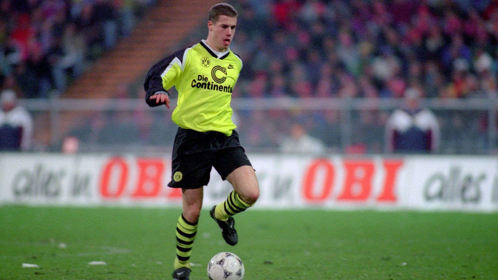 
                <strong>Platz 7: Lars Ricken</strong><br>
                Alter: 19 Jahre, drei Monate und acht TageDamaliger Verein: Borussia DortmundGegner und Endergebnis: 1:0 gegen Steaua Bukarest (95/96)
              