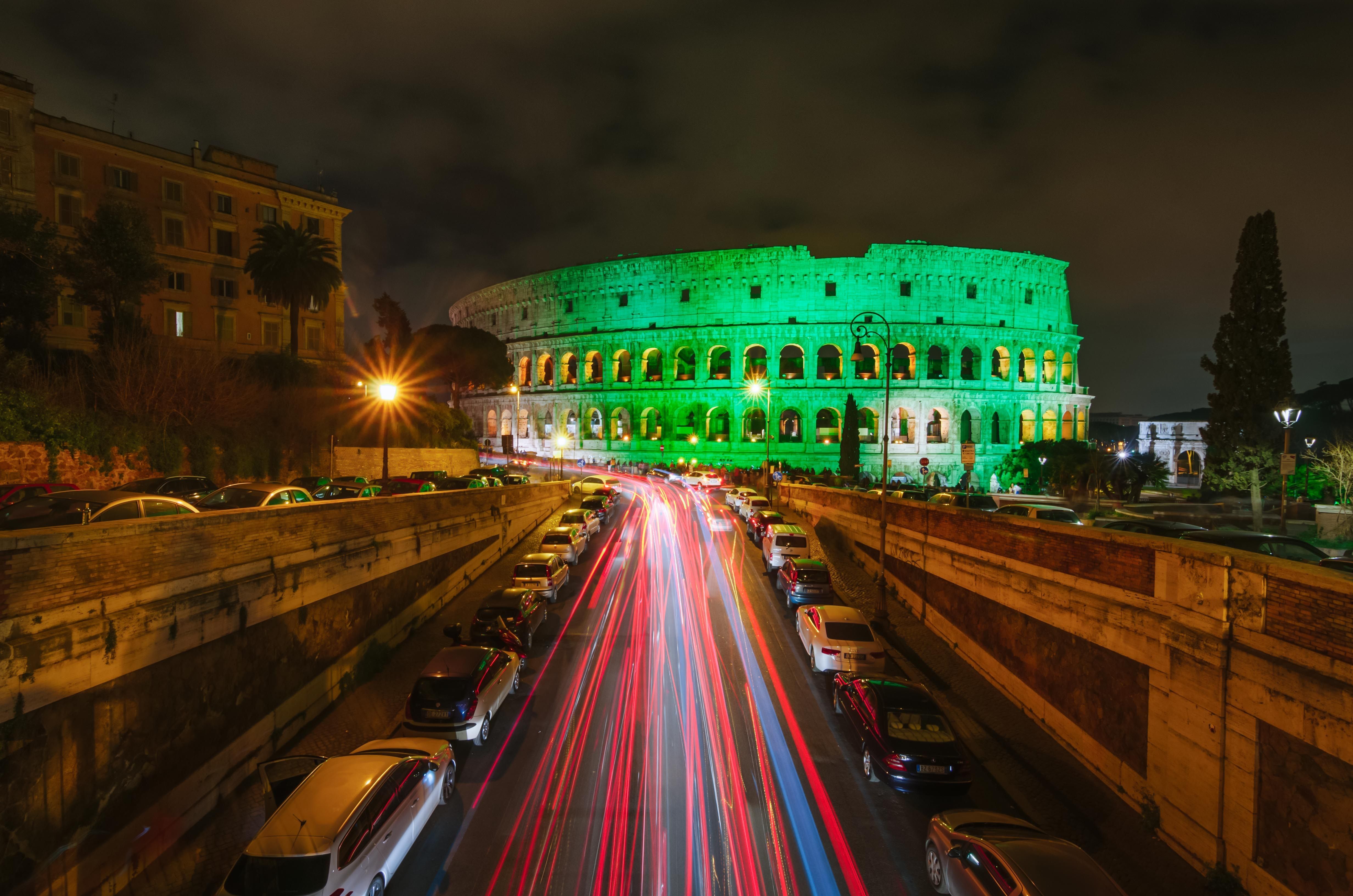 Neben vielen anderen Sehenswürdigkeiten weltweit, erstrahlt auch das Kolosseum in Rom am St. Patrick's Day in einem grünen Licht.