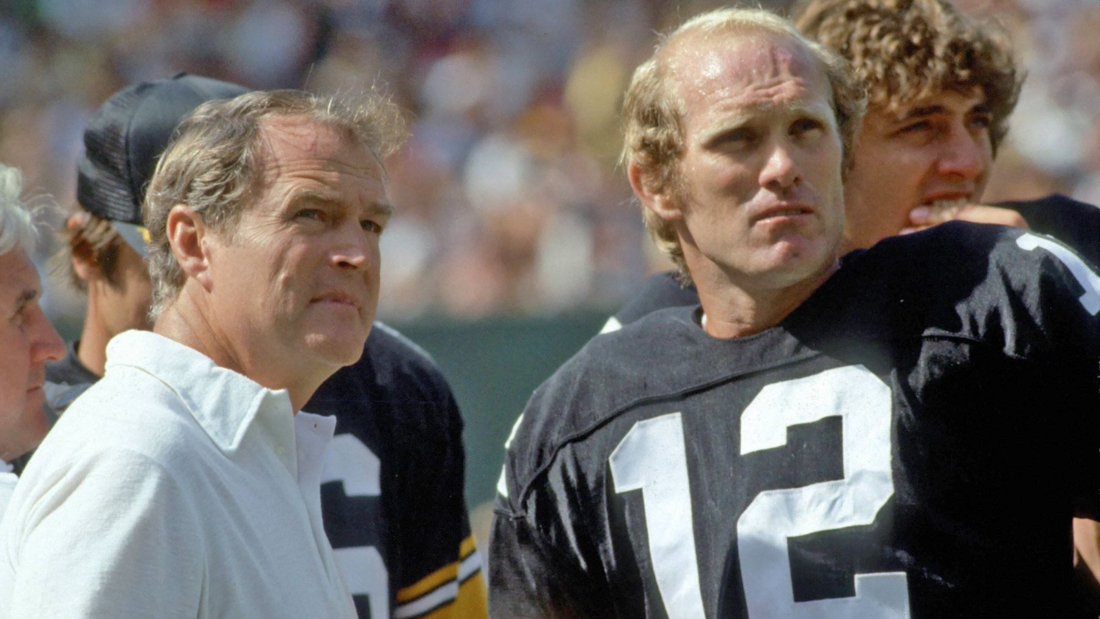 
                <strong>8. Terry Bradshaw (r.) mit 26 Jahren und 132 Tagen im Super Bowl IX am 12. Januar 1975 </strong><br>
                In der neunten Ausgabe des Super Bowls führte Terry Bradshaw die Pittsburgh Steelers zu einem 16:6-Erfolg über die Minnesota Vikings. Für Bradshaw, der in diesem Spiel auf einen geworfenen Touchdown kam, war es der erste von insgesamt vier Super-Bowl-Triumphen mit den Pittsburgh Steelers. 
              