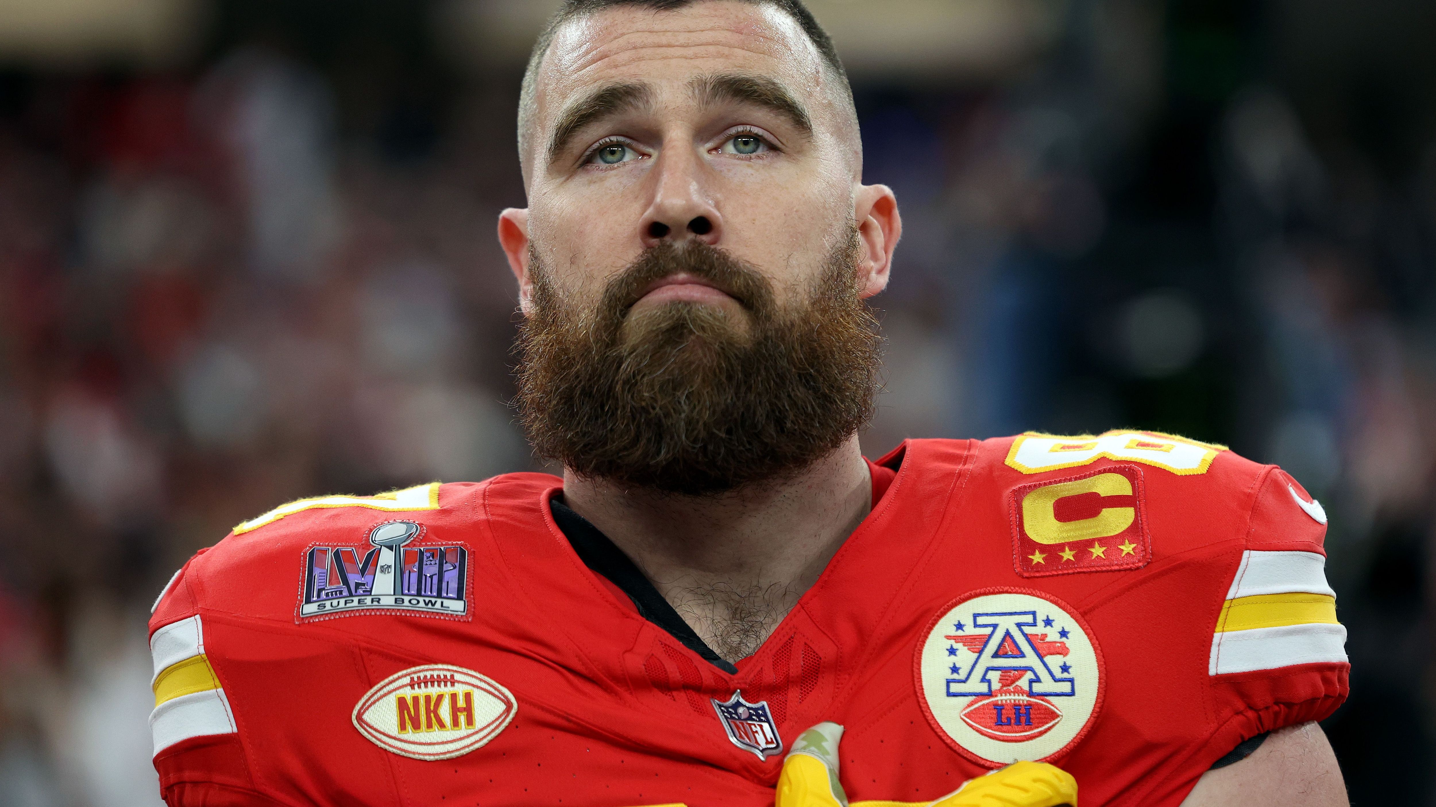 <strong>Travis Kelce genießt die Nationalhymne</strong><br>Der Tight End blickt verträumt in Richtung seiner Herzensdame.