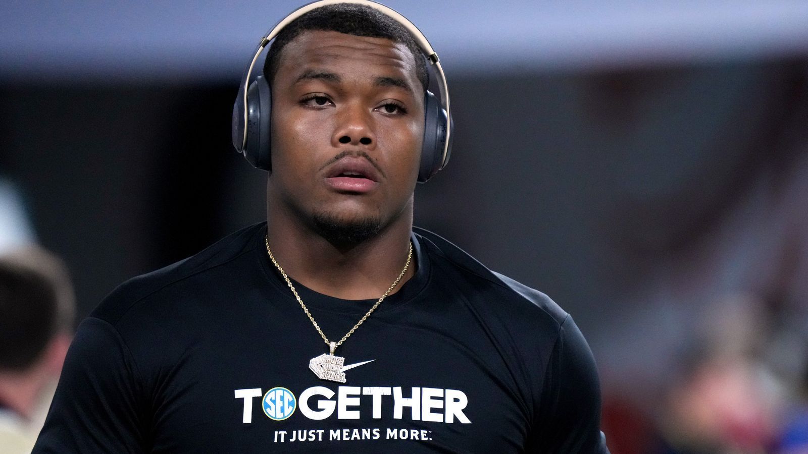 
                <strong>12. Pick: Minnesota Vikings - Travon Walker, Edge, Georgia</strong><br>
                Die Minnesota Vikings brauchen in der Front mehr Druck, um ihre Schwachstelle bei der Passverteidigung zu verbessern. In den vergangenen Jahren hat es mit Cornerbacks nicht so geklappt, deshalb soll jetzt mit Travon Walker der Pass Rush in Angriff genommen werden.
              