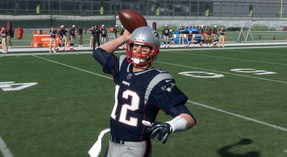 
                <strong>Tom Brady – Gesamtbewertung 99</strong><br>
                Dieses Jahr holte Brady bereits seinen fünften Super Bowl-Titel. Da ist es kein Wunder, dass der Quarterback der New England Patriots auch in Madden 18 auf eine 99er-Gesamtbewertung kommt.
              