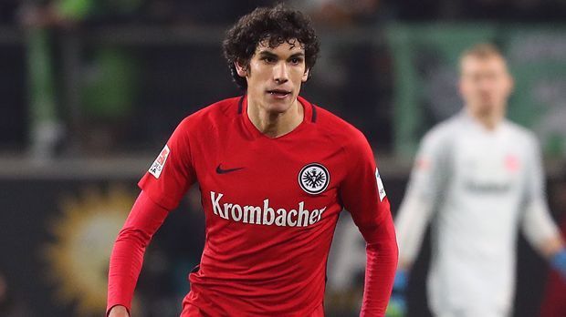 
                <strong>Abwehr - Jesus Vallejo (Eintracht Frankfurt)</strong><br>
                Wenn man im Fußball künftig von einer Win-Win-Situation spricht, könnte man exemplarisch auch einfach auf Jesus Vallejo verweisen. Der junge Spanier kam als Leihspieler von Real Madrid zur Eintracht und half den Hessen, sich nach dem Fast-Abstieg in der vergangenen Saison zu stabilisieren. Aktuell ist Vallejo zwar verletzt, doch schon zuvor wies er seine großartiges Talent nach. Kein Wunder, dass die Eintracht keine Chance hat, ihn über das Saisonende hinaus zu halten, schließlich soll der 20-Jährige laut spanischen Medienberichten Reals Abwehr-Recken Pepe ersetzen.
              