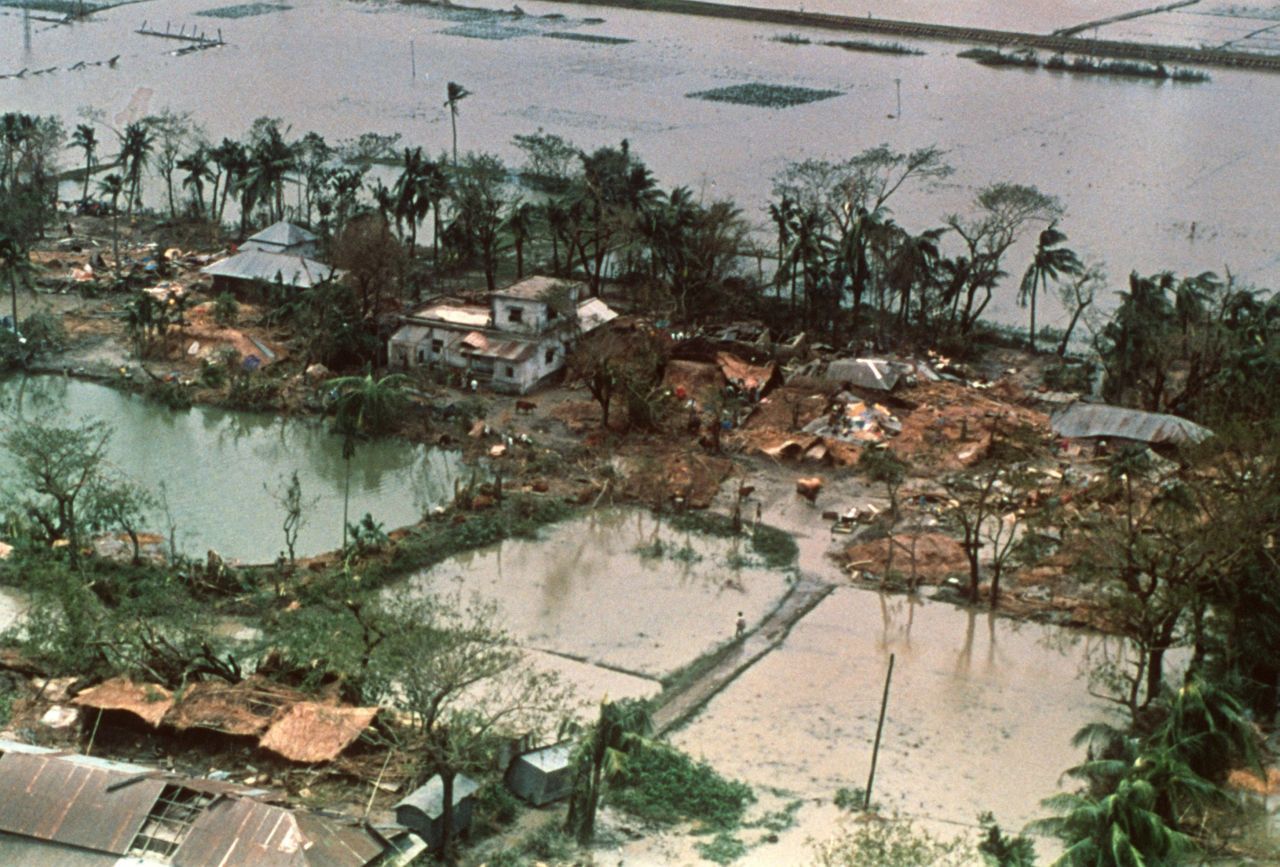 Der Wirbelsturm Gorky drückte 1991 eine Sturmflut mit bis zu 6 Meter hohen Wellen an die Küste Bangladeschs. Nach offiziellen Angaben starben damals knapp 140.000 Menschen.