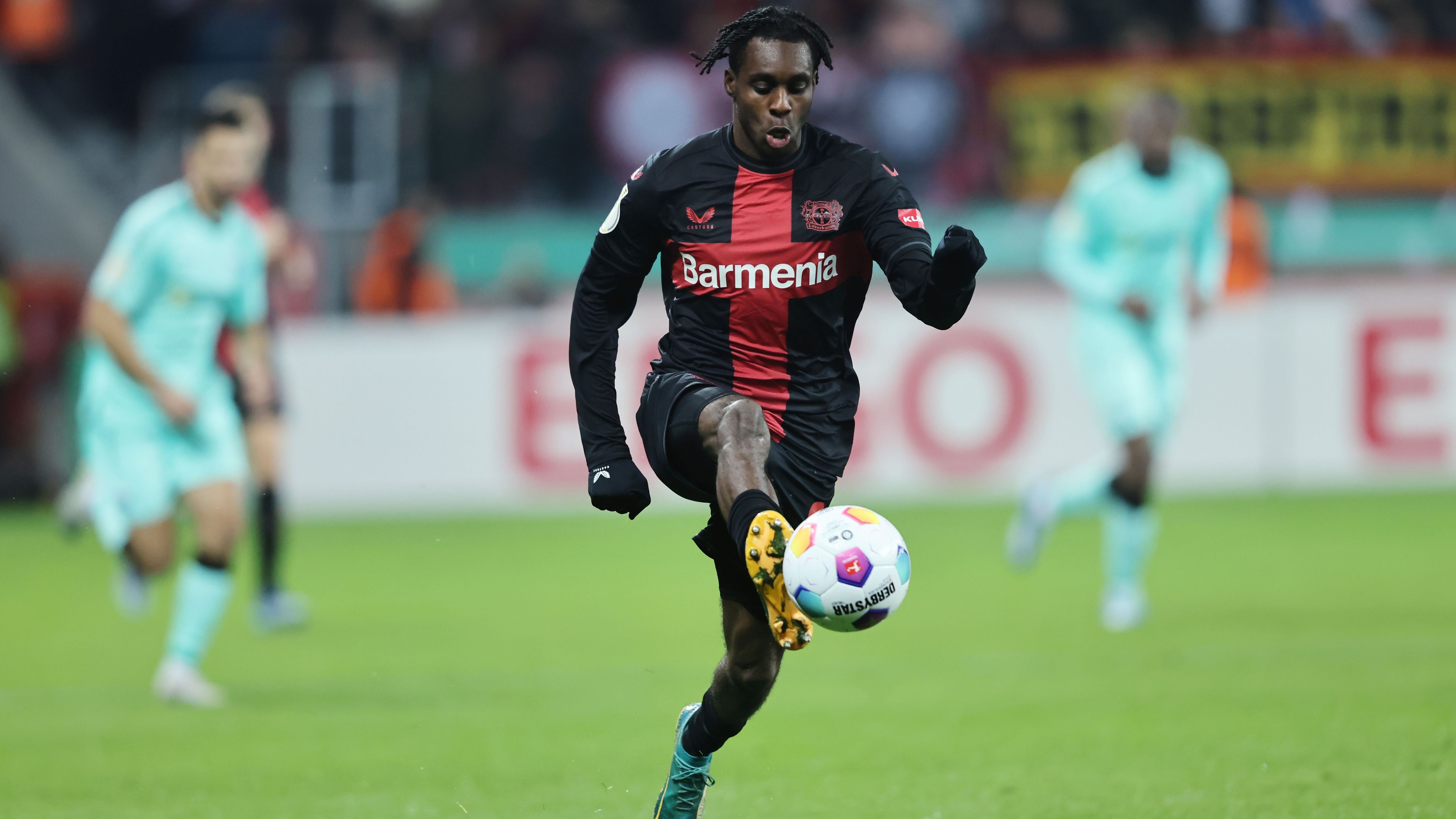 <strong>Bank (Außenbahn): Jeremie Frimpong (Bayer 04 Leverkusen)</strong><br>Wir hätten es uns einfach machen können, indem wir einfach die Stammelf von Xabi Alonsos Leverkusenern plus Harry Kane genommen hätten. Jeremie Frimpong ist der Konterpart zu Grimaldo auf der rechten Seite und kommt über sein Tempo. Mit "nur" fünf Treffern und sieben Vorlagen kommt er aber nicht an seinem spanischen Kollegen oder Sane vorbei.