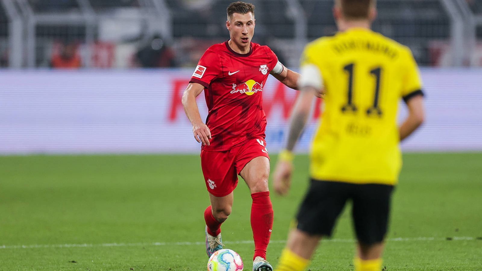 
                <strong>Willi Orban (RB Leipzig)</strong><br>
                Der Kapitän hat vor dem Elfmeter im Sprint gegen Reus das Nachsehen. In der Luft hat Orban die Hoheit, auch ansonsten liefert er ein ordentliches Spiel ab. Das ist jedoch nach 70 Minuten beendet, als Simakan ihn ersetzt. ran-Note: 3
              