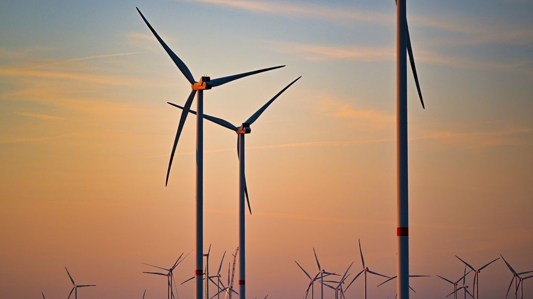 Mehr als die Hälfte des deutschen Stromverbrauchs deckten in den ersten drei Quartalen dieses Jahres erneuerbare Energien aus Wind und Sonne.&nbsp;
