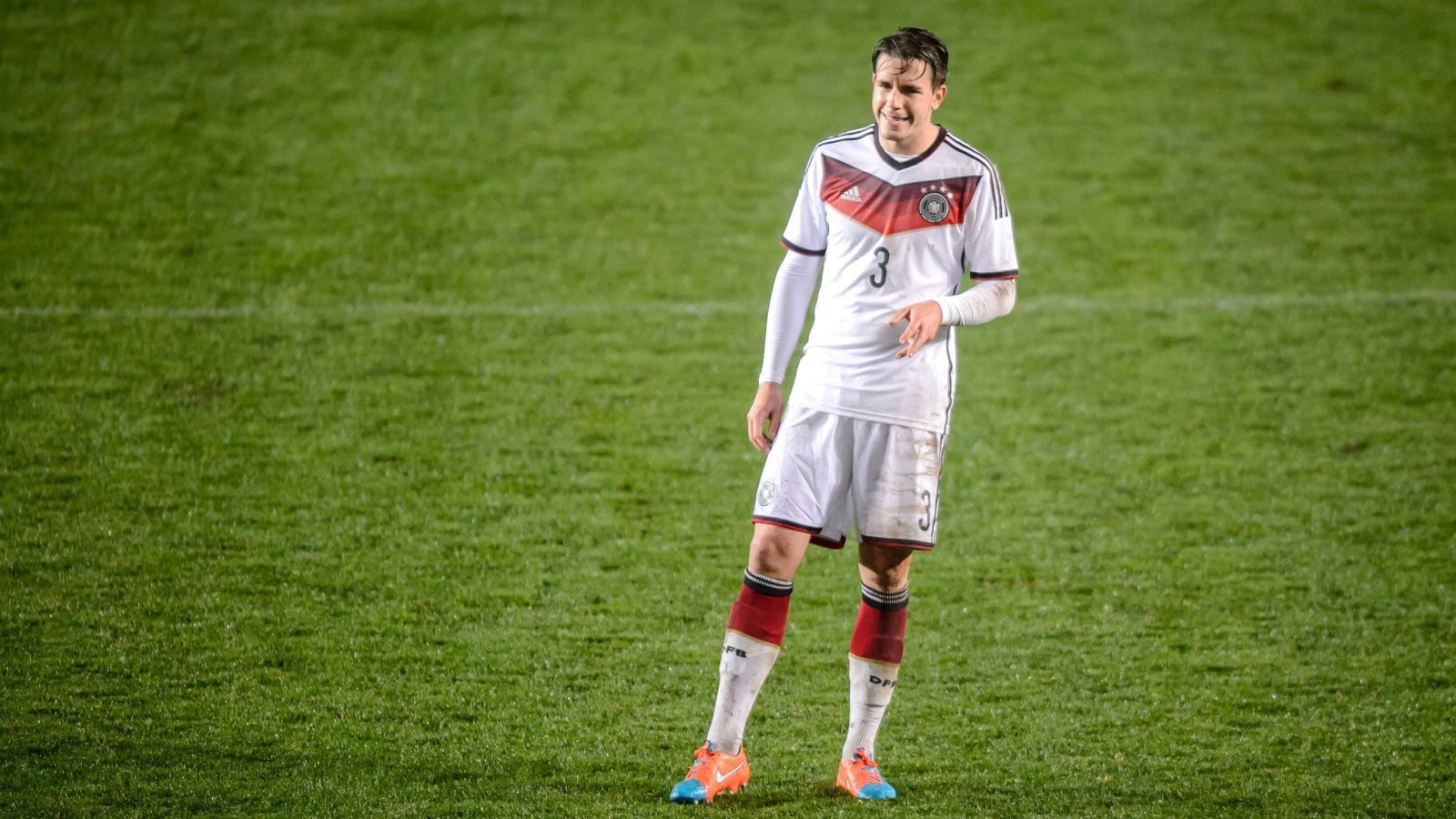 
                <strong>Abwehr: Christian Günter (SC Freiburg)</strong><br>
                Die erste dicke Überraschung in meinem Kader kommt aus Freiburg. Christian Günter gehört in der laufenden Bundesliga-Saison zu den besten Linksverteidigern, und das wird in meinem EM-Kader entsprechend belohnt. Er schlägt nicht nur präzise Flanken, seine große Stärke sind seine Läufe, die er sowohl defensiv als auch offensiv macht. Günter ist übrigens kein Debütant, 2014 absolvierte er sein einziges Länderspiel beim 0:0 gegen Polen. Für Marcel Halstenberg hat es nicht gereicht, sein Jahr 2021 war schwächer als das von Günter.
              