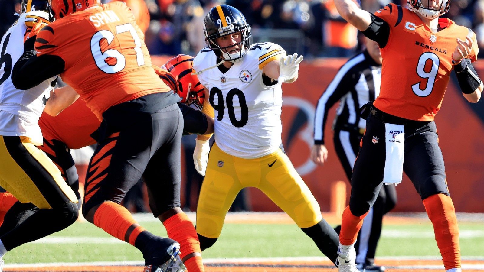 
                <strong>T.J. Watt - Sacks</strong><br>
                Am vergangenen Spieltag glückten T.J. Watt sagenhafte vier Sacks gegen Cleveland-Browns-Quarterback Baker Mayfield. Kein Wunder also, dass der Linebacker der Pittsburgh Steelers kurz davor steht, den bisherigen Rekord für die meisten Sacks in einer Saison zu brechen. Bislang hält diesen Michael Strahan. Ihm gelangen im Trikot der New York Giants 2001 ganze 22,5 Sacks - Watt steht vor dem letzten Regular-Season-Spiel gegen die Baltimore Ravens bei 21,5.
              