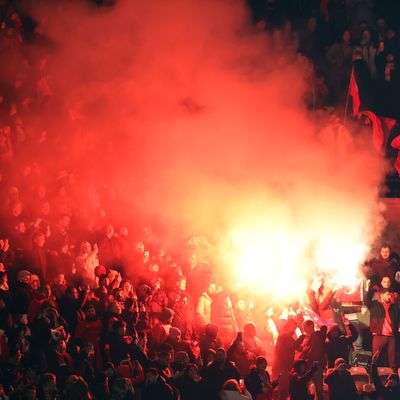 Türkische Fans jubeln nach dem Schlusspfiff über den 3:2-Sieg der Türkei gegen die deutsche Fußball-Nationalmannschaft in Berlin. 