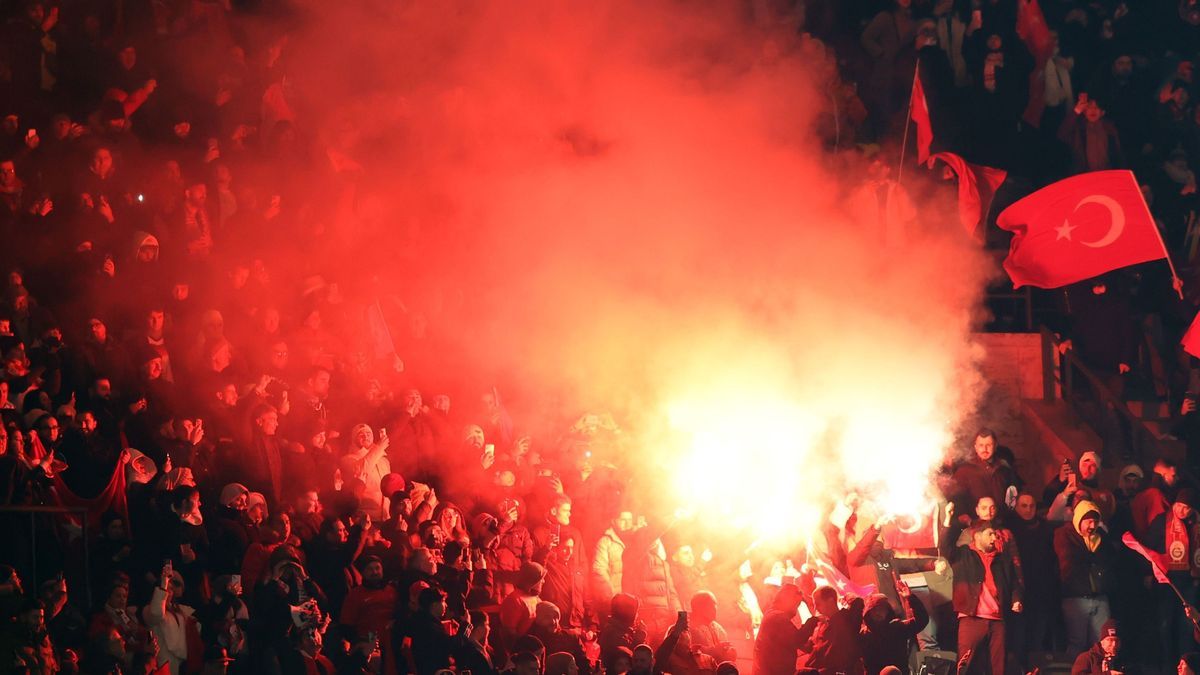 Türkische Fans jubeln nach dem Schlusspfiff über den 3:2-Sieg der Türkei gegen die deutsche Fußball-Nationalmannschaft in Berlin. 