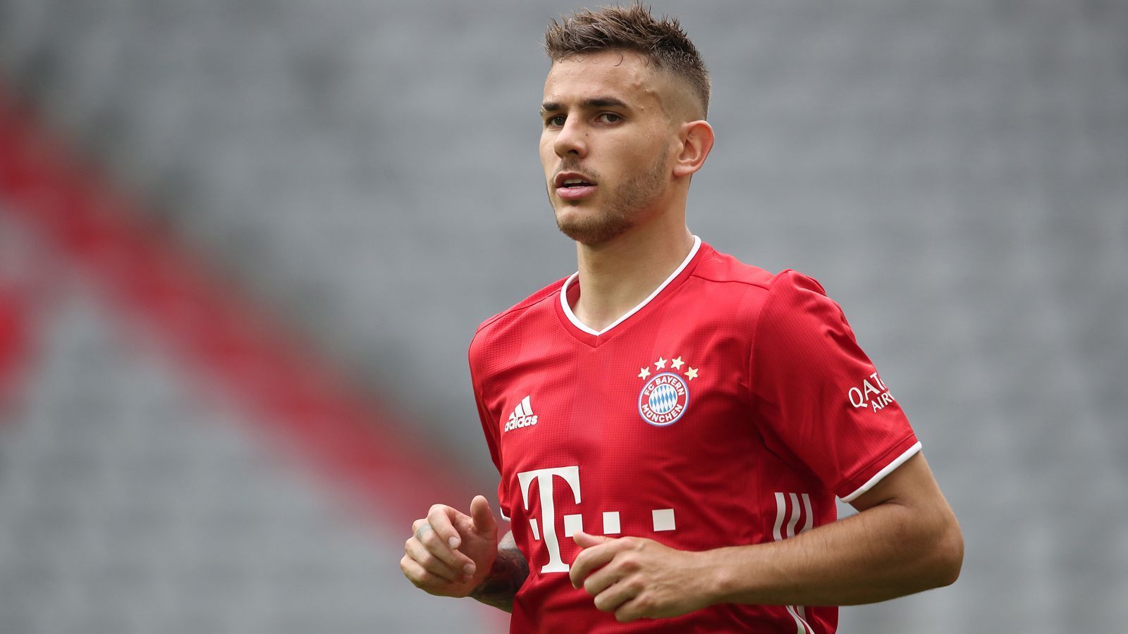 
                <strong>Lucas Hernandez (FC Bayern München)</strong><br>
                Noch deutlich tiefer als für Sane langten die Münchner im Sommer 2019 für Lucas Hernandez in die Tasche. Für 80 Millionen Euro Ablöse schnappte sich der deutsche Rekordmeister den Verteidiger von Atletico Madrid. Dieses Rekord-Investment hat sich im ersten Jahr ganz und gar nicht bezahlt gemacht. Der 24-Jährige überzeugte sportlich noch nicht wirklich und fiel zudem recht lange wegen Verletzungen aus. Zuletzt gab es Gerüchte, wonach der eher als Transfer-Flop eingestufte Hernandez sogar schon wieder verkauft werden könnte. Unter anderem wurde Paris St. Germain als möglicher Abnehmer genannt. Hernandez' Vertrag läuft noch bis 2024. 
              