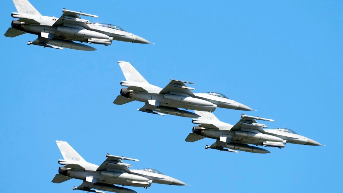 Die verstärkten ukrainischen Angriffe auf russische Flugplätze und Flugabwehrsysteme deuten möglicherweise auf die baldige Ankunft von F-16-Kampfjets hin.