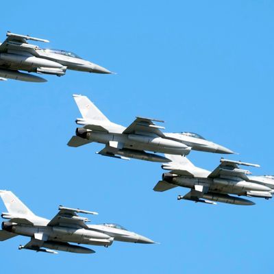 Die verstärkten ukrainischen Angriffe auf russische Flugplätze und Flugabwehrsysteme deuten möglicherweise auf die baldige Ankunft von F-16-Kampfjets hin.