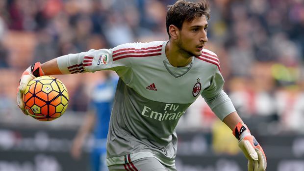 
                <strong>Gianluigi Donnarumma - 16 Jahre.</strong><br>
                Gianluigi Donnarumma - 16 Jahre. Der Mailänder ist nach Paolo Maldini der jüngste Debütant in der Geschichte der "Rossoneri". Mit 16 Jahren, acht Monaten und einem Tag ist Donnarumma bei seinem ersten Spiel fünf Wochen älter als Maldini. Der Schlussmann steht gegen Sassuolo für den formschwachen Diego Lopez im Tor und siegt 2:1.
              