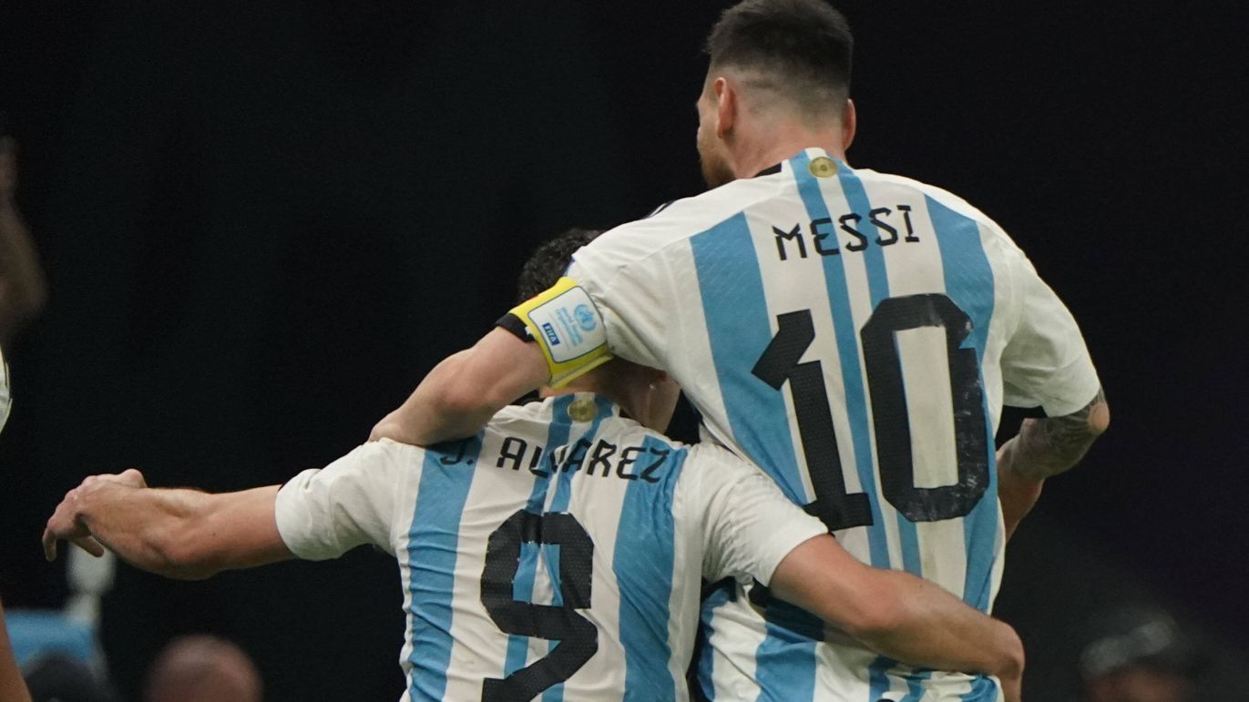 
                <strong>Corriere dello Sport (Italien)</strong><br>
                "Messi ist fabelhaft, Alvarez schaltet Kroatien aus: Argentinien fliegt ins Finale"
              