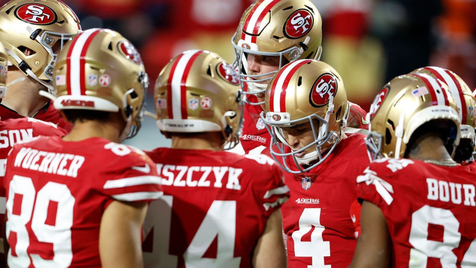 
                <strong>San Francisco 49ers (5-9 zum Zeitpunkt des Ausscheidens)</strong><br>
                Der Super-Bowl-Finalist der vergangenen Saison wird diesmal bei den Playoffs lediglich zuschauen. Nach der Niederlage in Week 15 gegen die Dallas Cowboys besteht auch theoretisch keine Chance mehr, sich für die K.O.-Spiele zu qualifizieren. Damit hat San Francisco in sechs der letzten sieben Spielzeiten die Playoffs verpasst.  
              