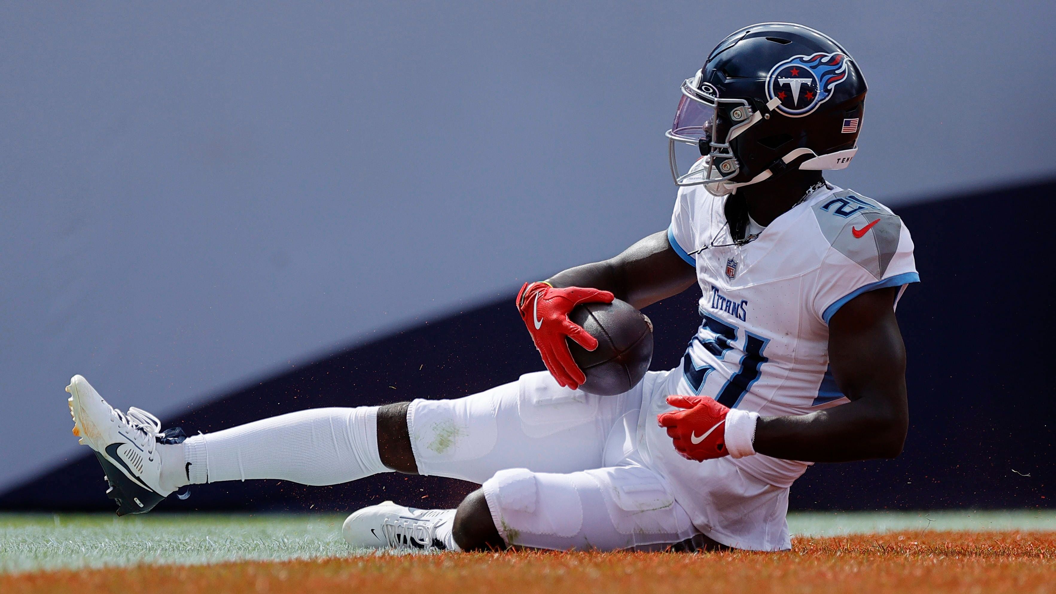<strong>Roger McCreary (Los Angeles Rams)</strong><br>Die Tennessee Titans bauen weiter ihren Kader um. Wie NFL-Insider Ian Rapoport berichtet, haben die Titans Cornerback Roger McCreary per Trade zu den Los Angeles Rams geschickt. Die Trade-Kompensation ist dabei nicht der Rede wert: Die Rams schicken ihren frühesten Fünftrundenpick 2026 nach Nashville, die Titans trennen sich von ihrem spätesten Sechstrundenpick. McCreary ist im letzten Jahr seines Rookie-Vertrags und wird in LA wohl bald zu guten Konditionen verlängern.