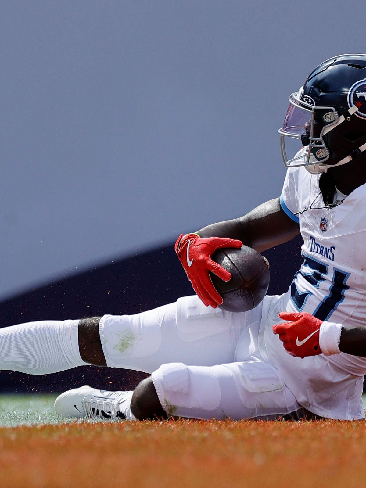 NFL, American Football Herren, USA Tennessee Titans at Denver Broncos Sep 7, 2025; Denver, Colorado, USA; Tennessee Titans cornerback Roger McCreary (21) reacts after an interception against the De...