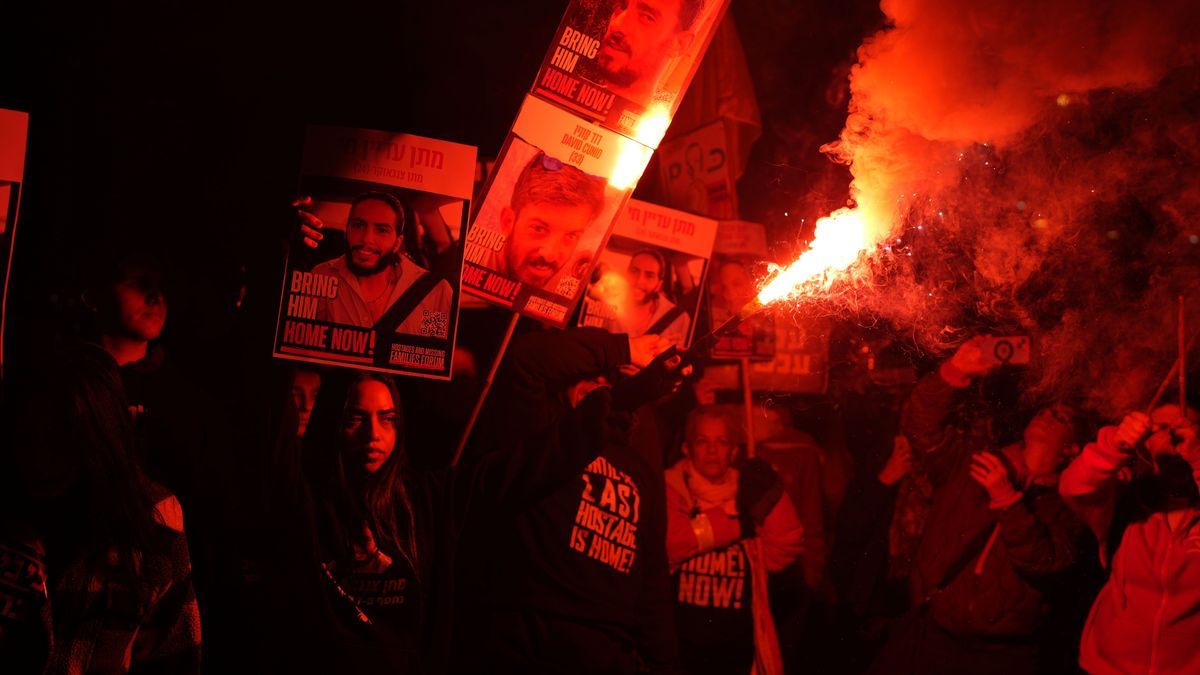 Angehörige der Geiseln, die von der Hamas im Gazastreifen festgehalten werden, protestieren am Montag, 10. Februar 2025, vor dem israelischen Verteidigungsministerium in Tel Aviv.