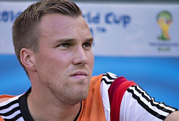 
                <strong>VERLIERER: Kevin Großkreutz</strong><br>
                Er ist die Allzweckwaffe im DFB-Team, vor Beginn der WM wurde der Dortmunder sogar als Stammspieler rechts hinten in der Viererkette gehandelt. Die Realtiät sieht allerdings anders aus: Nach seinen Eskapaden rückte Großkreutz ins zweite Glied und spielte bislang keine einzige Minute.
              
