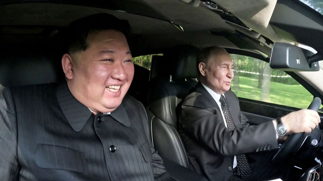 Russlands Präsident Wladimir Putin (r.)&nbsp; und Nordkoreas Machthaber Kim Jong-un fahren gemeinsam Auto in Pjöngjang.