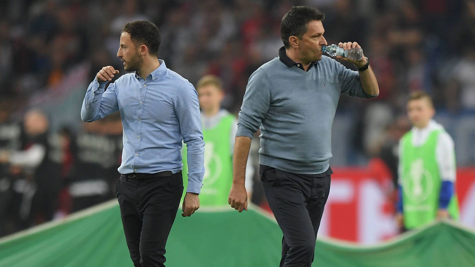 
                <strong>Verlierer: Domenico Tedesco (l.) und Christian Heidel</strong><br>
                Nach der Vizemeisterschaft lag ganz Schalke 04 seinem Trainer Domenico Tedesco und Manager Christian Heidel zu Füßen. Mittlerweile ist das einstige Erfolgsduo bei den "Knappen" Geschichte - nach einem der größten Abstürze der Bundesligageschichte. Bis tief in die Rückrunde musste der stolze Revierklub um den Klassenverbleib bangen. Angesichts von 33 Punkten war dieser auch eher der schwachen Konkurrenz denn der eigenen Stärke zu verdanken. Heidel als Kaderplaner hat viel an Reputation eingebüßt, auch Tedesco muss vorerst wohl wieder kleinere Brötchen backen, wenn er nach einem neuen Posten strebt. Gemeinsam in einem Verein wird man das Duo wohl nicht mehr sehen.
              