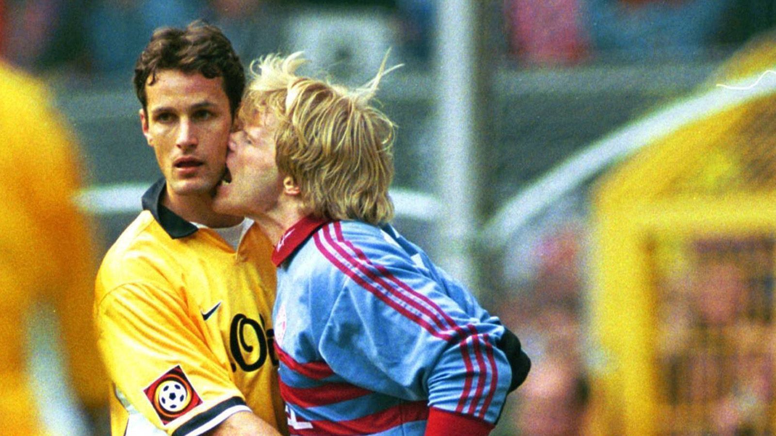 <strong>Bundesliga 1998/99</strong><br>
                ... dann die Beiß-Attacke gegen Heiko Herrlich. Die Münchner gleichen noch zum 2:2 aus, Lars Ricken verschießt gegen Kahn einen Elfmeter. Oliver Kahn, als Kung-Fu-Treter, Mike Tyson 2 und Elfer-Killer - ganz sicher der Mann des Spiels.