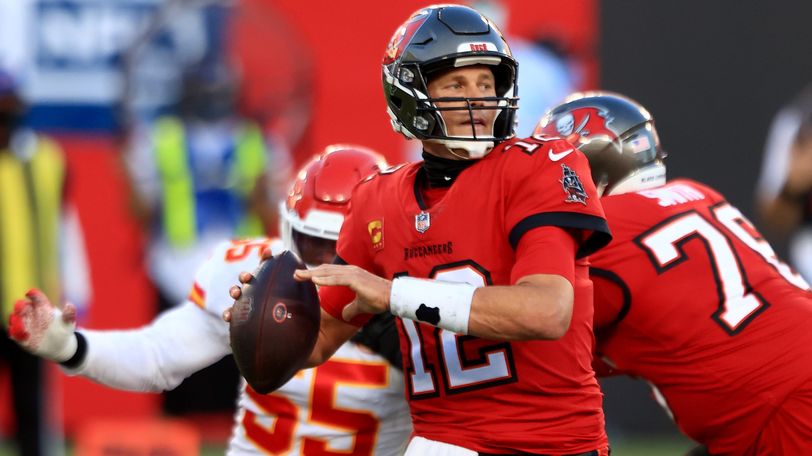 
                <strong>Verlierer: Tampa Bay Buccaneers</strong><br>
                Die Formkurve der Tampa Bay Buccaneers deutet nach einem Zwischenhoch nun wieder steil bergab. Drei der letzten vier Partien gingen verloren. Der Traum vom Super Bowl im eigenen Stadion rückt immer weiter in die Ferne. Gegen die Chiefs verschlief man den Start in die Partie komplett und lag bereits nach einem Viertel mit 0:17 hinten. Durch Anpassungen im Laufe des Spiels konnte der fulminante Hill dann zwar eingebremst werden, das Comeback im Schlussabschnitt kam aber zu spät. Das Gefühl, als könnte die Partie noch kippen, entstand ohnehin zu keinem Zeitpunkt. Weiterer Nackenschlag gefällig? Tom Brady beendete die Partie mit weniger Total Passing Yards, als sein Gegenüber Patrick Mahomes bereits in der ersten Halbzeit erzielt hatte. Mehr muss man nicht sagen. Gronkowskis erstes Spiel seit 2018 mit über 100 Receiving Yards ging da verständlicherweise komplett unter.
              