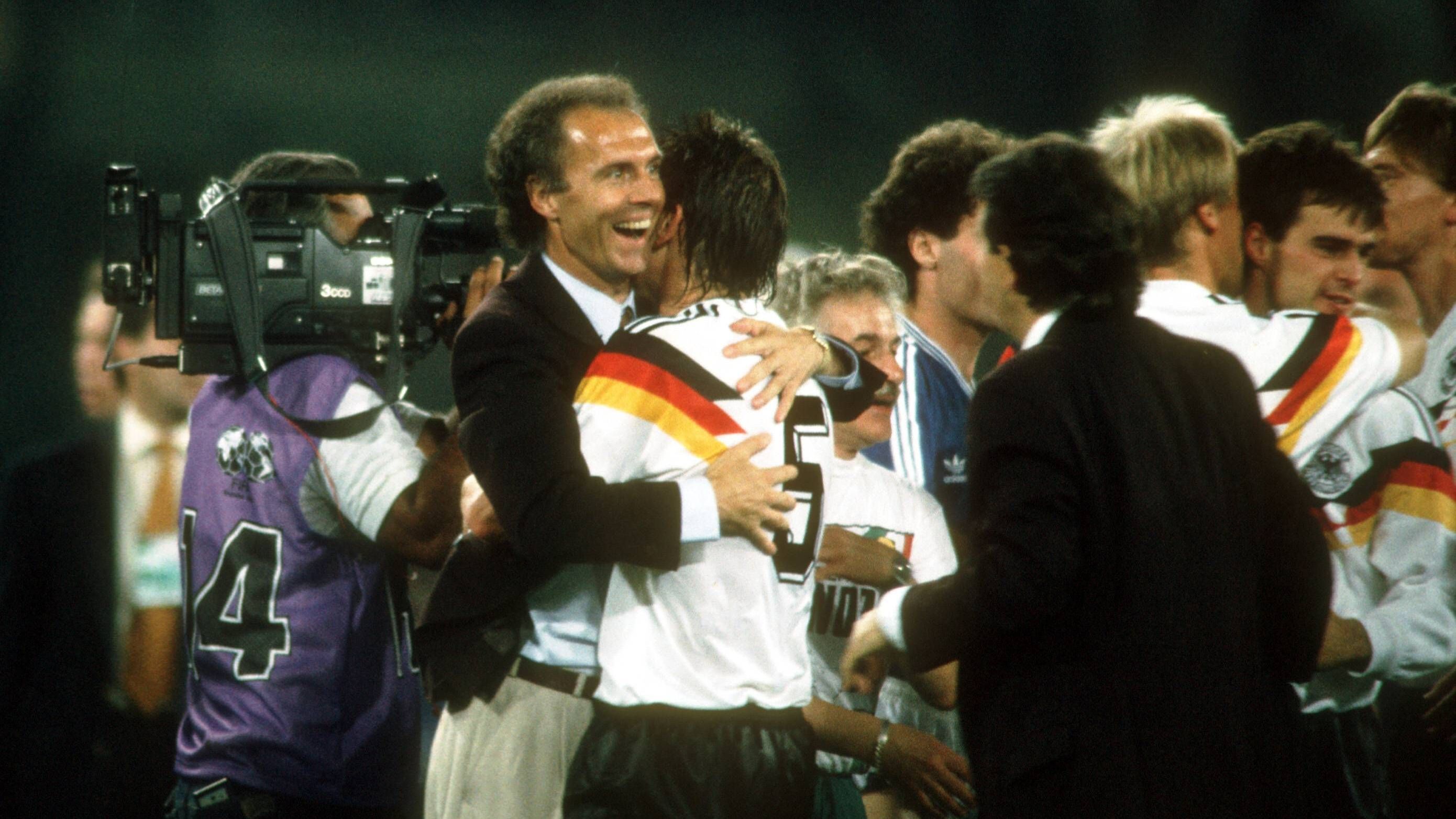 <strong>"Damals hat die halbe Nation hinter dem Fernseher gestanden."</strong><br>(über das WM-Finale 1990)